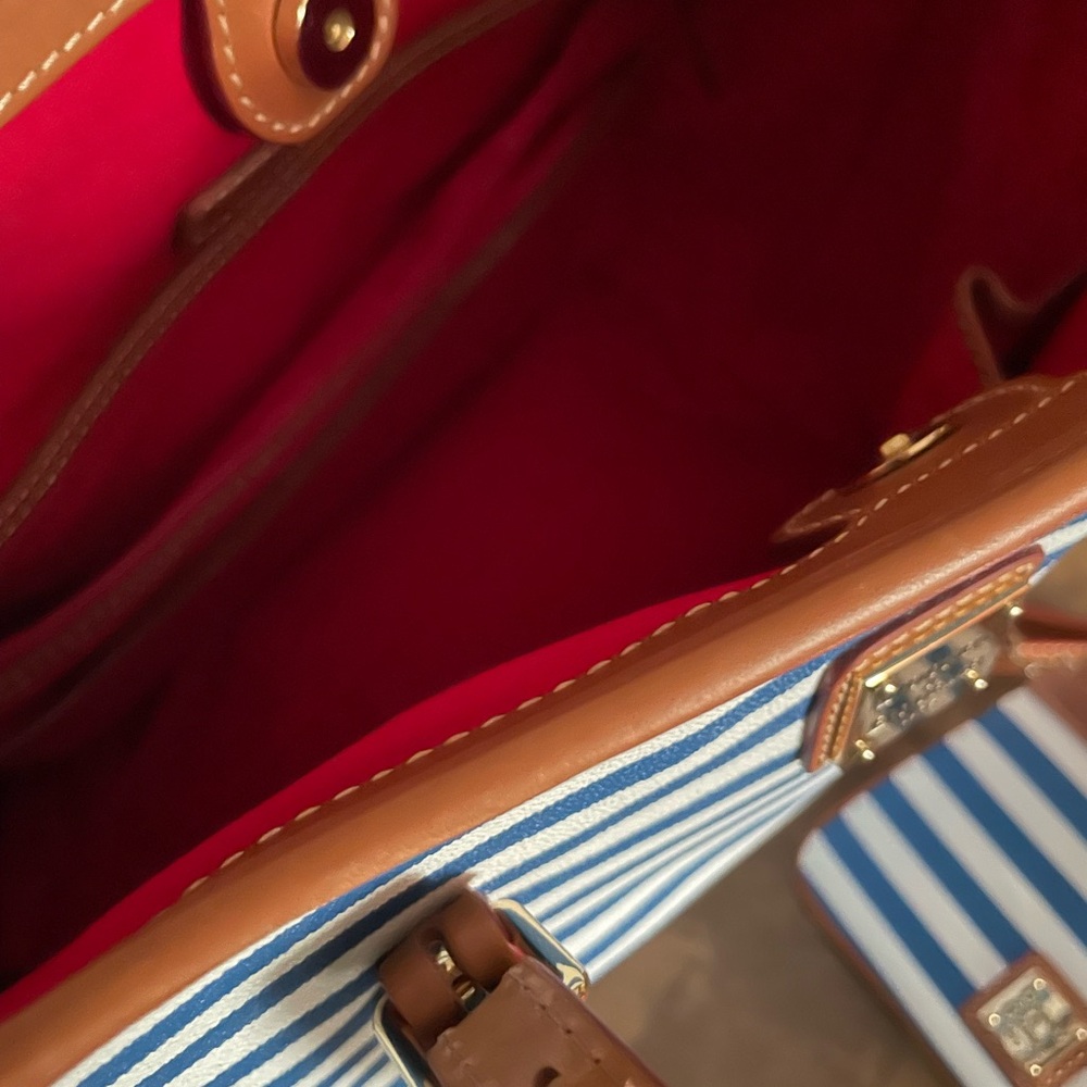 💙DOONEY AND BOURKE BLUE AND WHITE TOTE BAG WITH SMALL WRISTLET 💙 - Picture 2 of 8